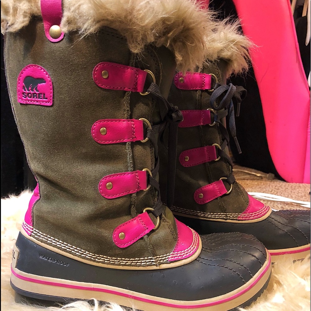 ON HOLDSorel boots size 6 WORN ONCE